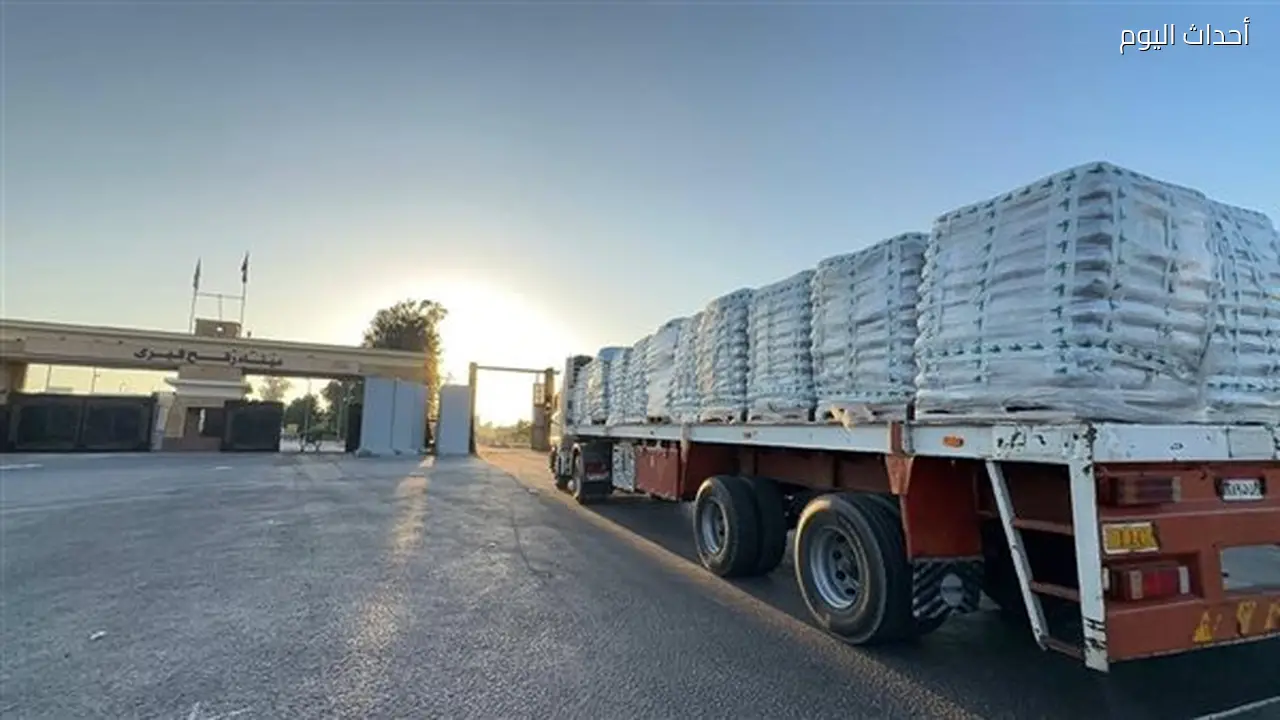 الهلال الأحمر المصري يطلق القافلة 226 من “زاد العزة” لدعم قطاع غزة