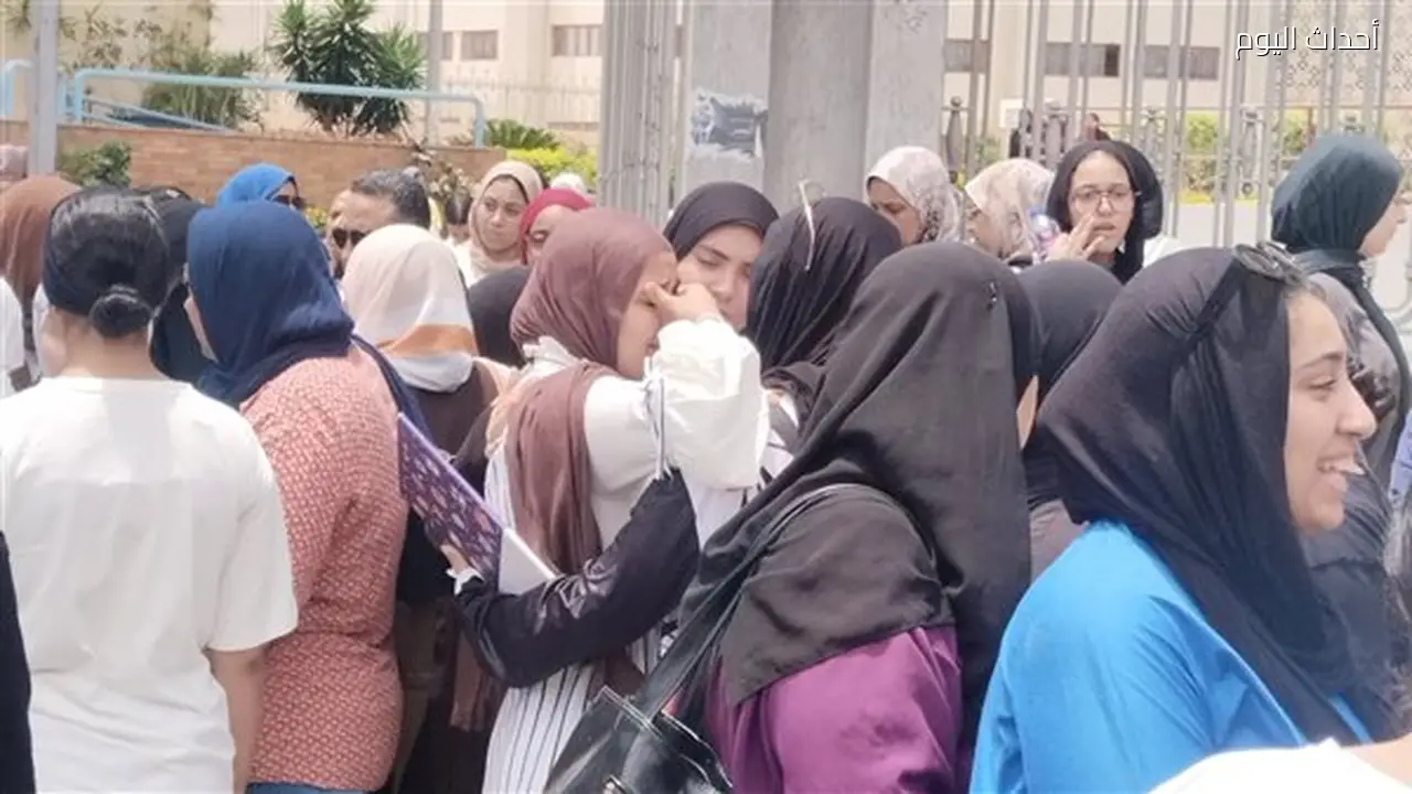 طلاب الثانوية العامة بالإسكندرية يعبرون عن صدمتهم بعد امتحان الكيمياء (فيديو وصور)