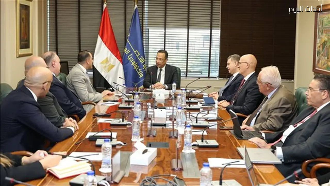 وزير الاتصالات يناقش مع إرنست ويونغ خطط التوسع في مصر