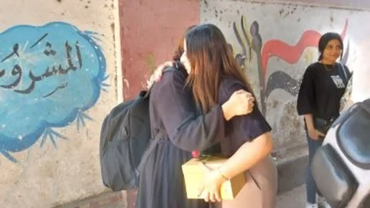 أم تفاجئ ابنتها بهدية بعد امتحان اللغة الأجنبية الأولى وسط الزغاريد