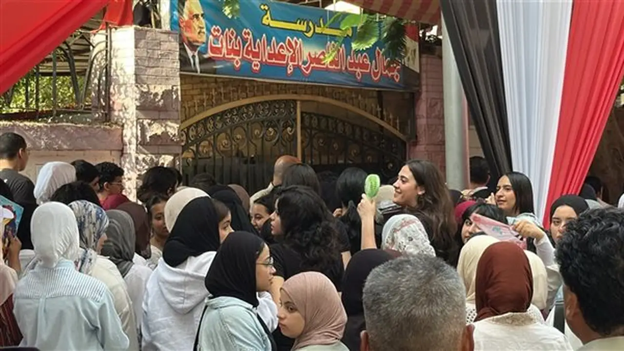 وزارة التعليم تضبط مراقبًا صور امتحان اللغة الإنجليزية داخل دورة مياه