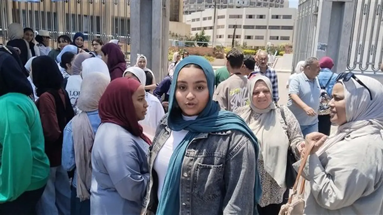فرحة طلاب الثانوية بالإسكندرية بعد امتحان اللغة الإنجليزية: أسئلة مباشرة ووقت كافٍ (فيديو)