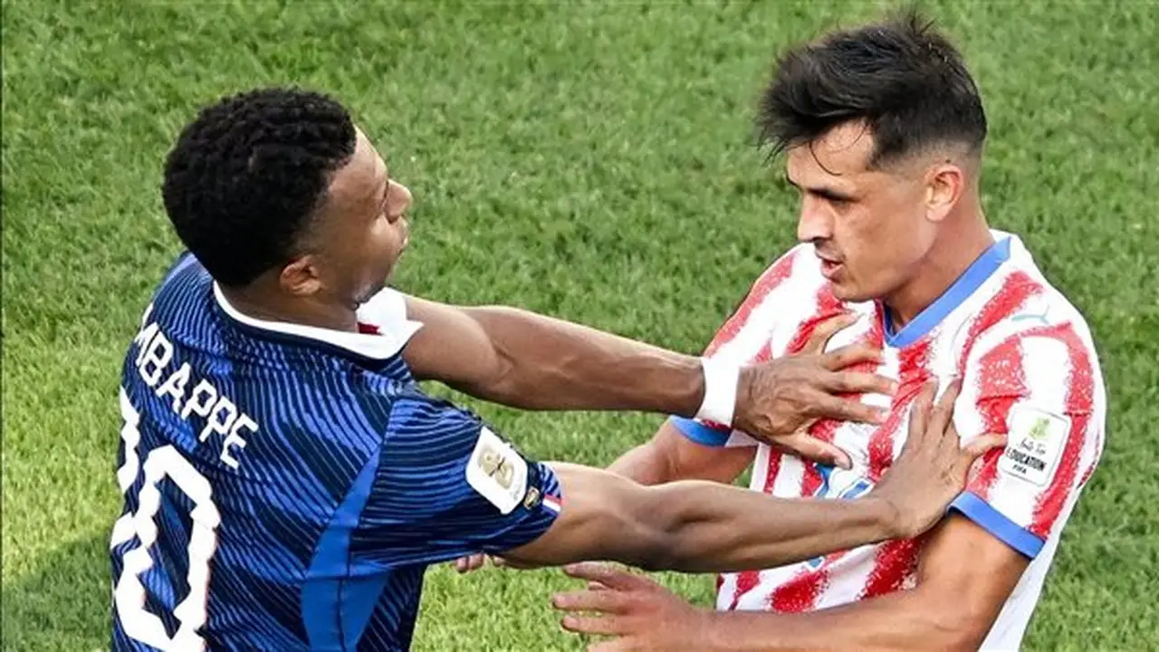 ديشامب يدافع عن مبابي: قائد منتخب فرنسا وليس ديكتاتورًا