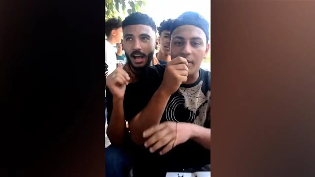 طالب يصف امتحان اللغة الإنجليزية بأنه الأسهل على الإطلاق (فيديو)