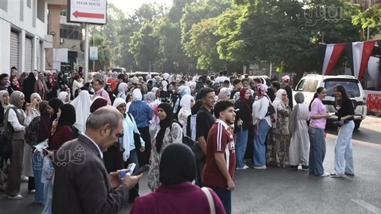 طلاب ثانوية عامة بالقليوبية يعبرون عن استيائهم من امتحان الإنجليزي: “حلينا القطعة بالحظ” (فيديو)