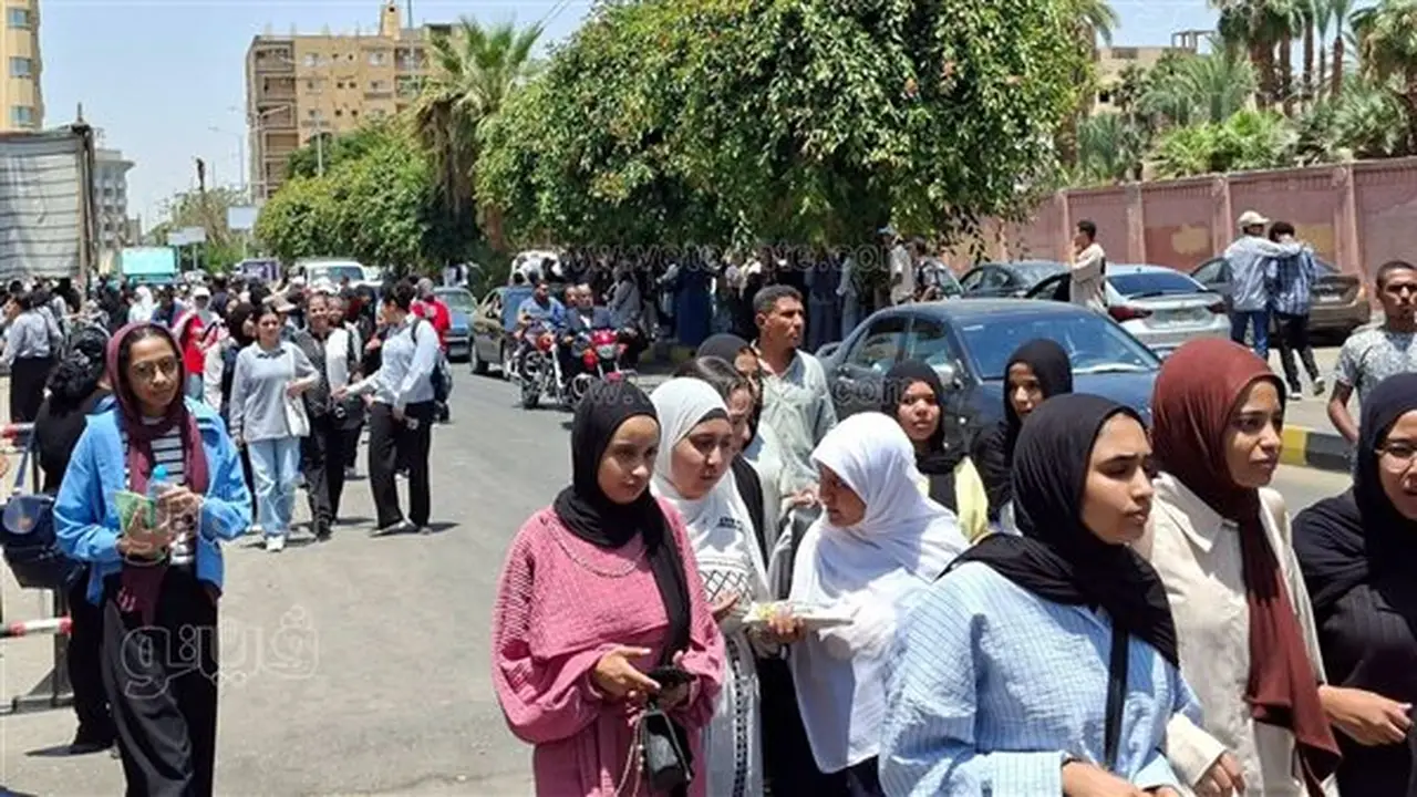طلاب الثانوية العامة بالأقصر: امتحان الإنجليزي سهل وعوضنا عن الكيمياء (فيديو)