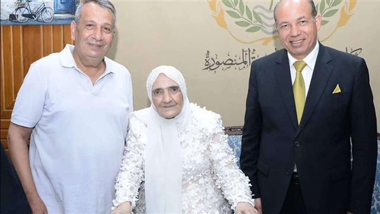 أكبر باحثة دكتوراه بجامعة المنصورة تحتفل بمرتبة الشرف الأولى في علم الاجتماع