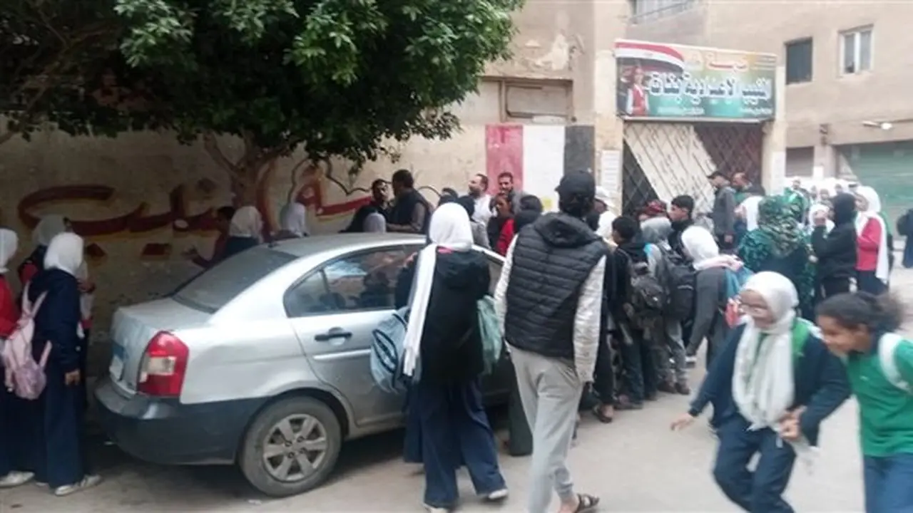 مشاجرة بين أولياء الأمور ومراقبي الامتحانات في لجنة أولاد الأكابر بسوهاج
