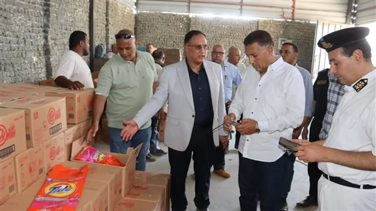 محافظ القليوبية يضبط مخزنًا لتعبئة منظفات مجهولة المصدر ويؤكد اتخاذ الإجراءات القانونية