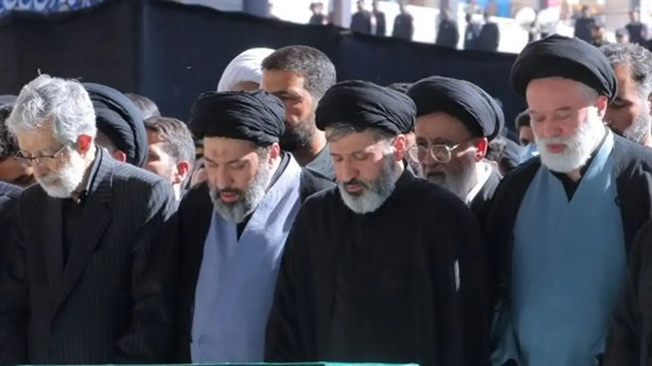 غياب مجتبى خامنئي يثير التساؤلات خلال جنازة والده الراحل