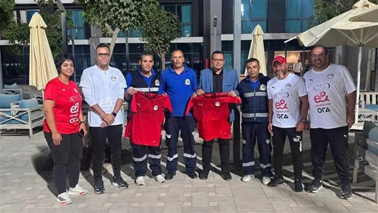تكريم طاقم الإسعاف الطبي لمدرب حراس منتخب الشباب المصري
