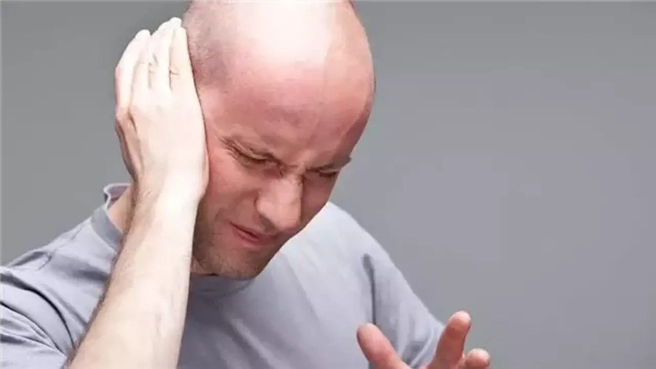 أسباب طنين الأذن وسبل التعامل معه بفعالية