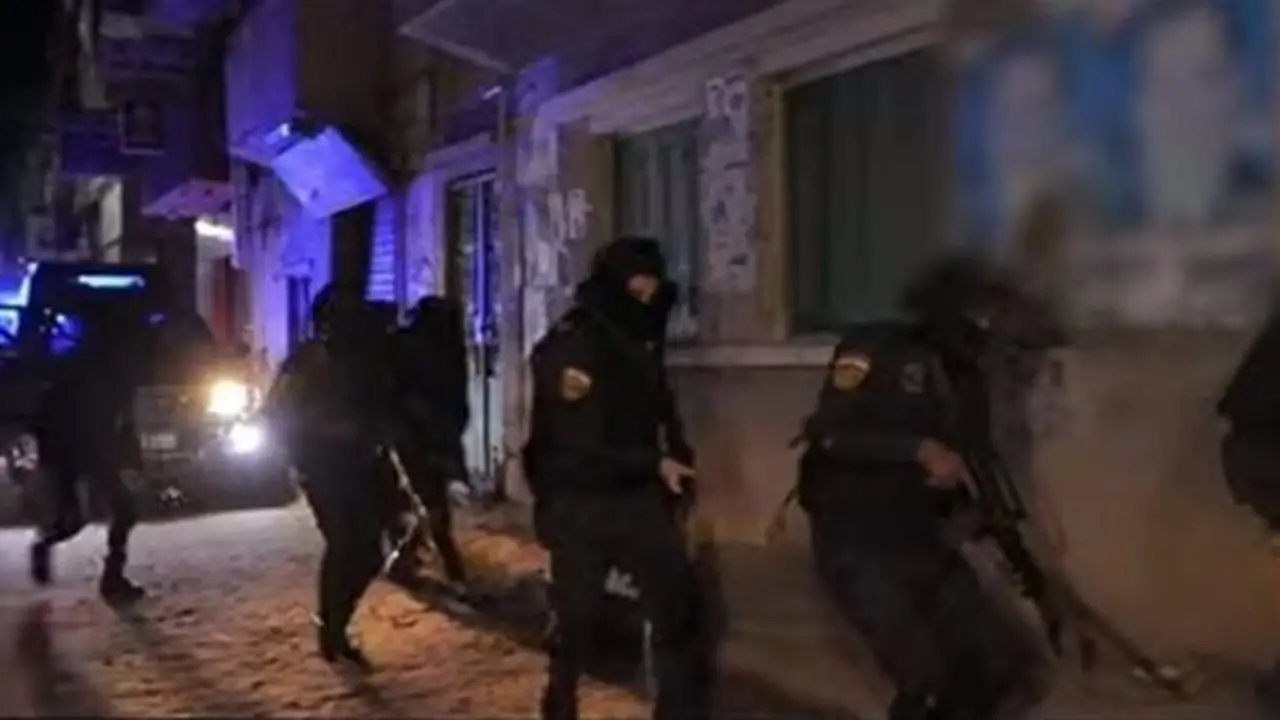 حملات أمنية مكثفة تسفر عن ضبط 35 متهمًا بالبلطجة ومواد مخدرة وأسلحة نارية