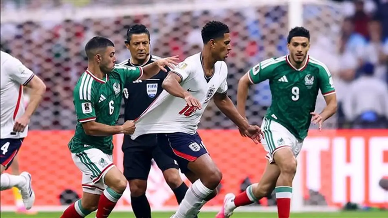 إنجلترا تتقدم على المكسيك 2-1 في الشوط الأول من دور الـ16 في كأس العالم (صور)