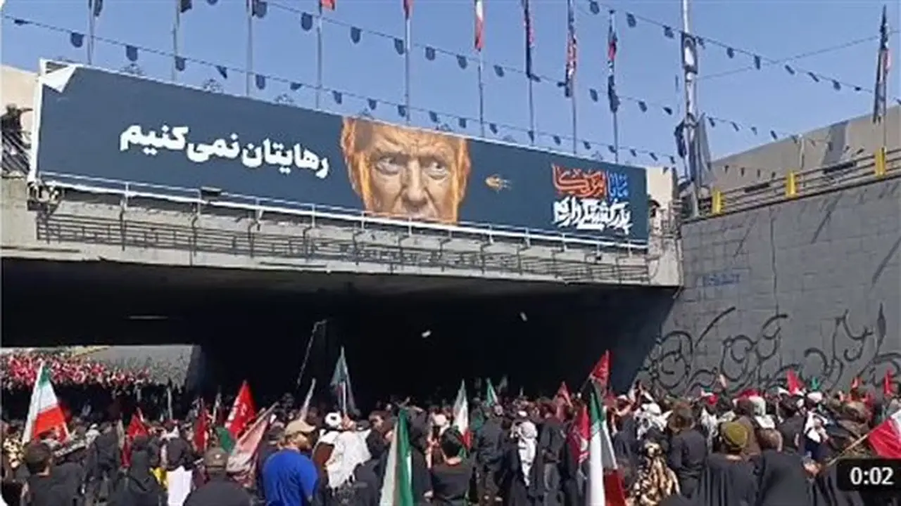 جنازة خامنئي: حشود إيرانية ترجم صور ترامب وتشنق دمية على هيئته (فيديو)