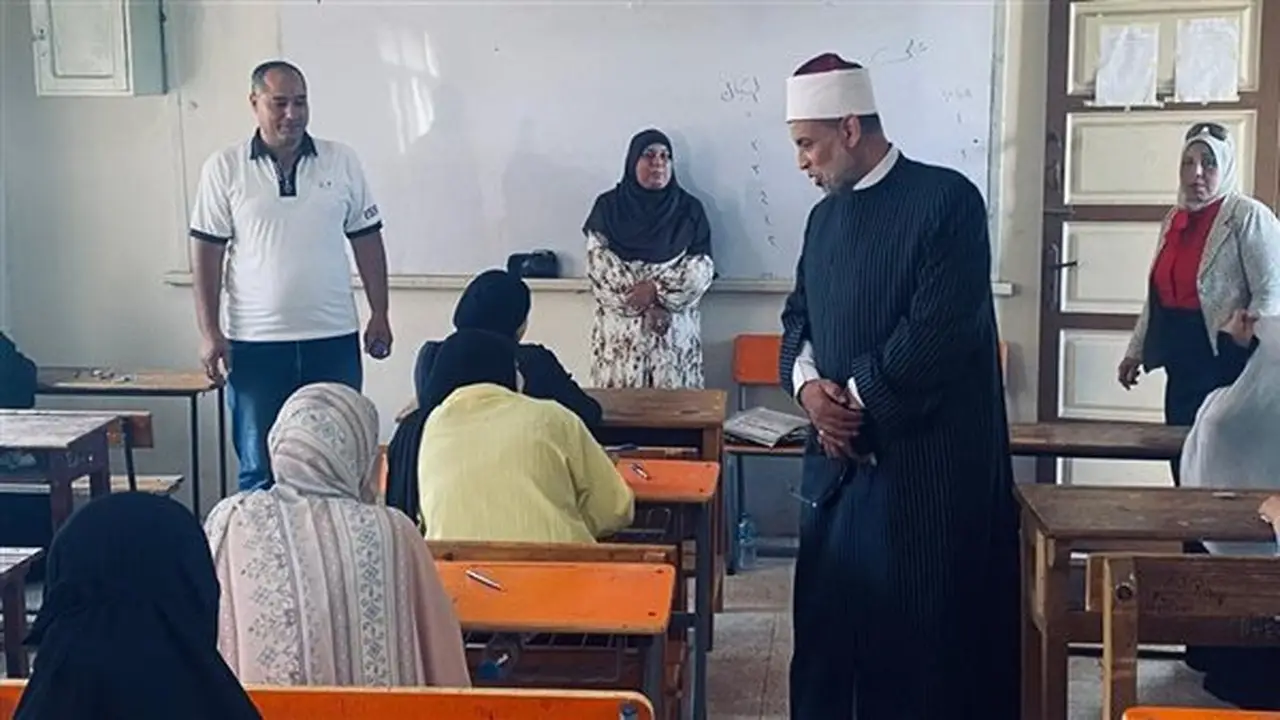 طلاب الشهادة الثانوية الأزهرية في الدقهلية يعبرون عن ارتياحهم بعد امتحان مادة التوحيد