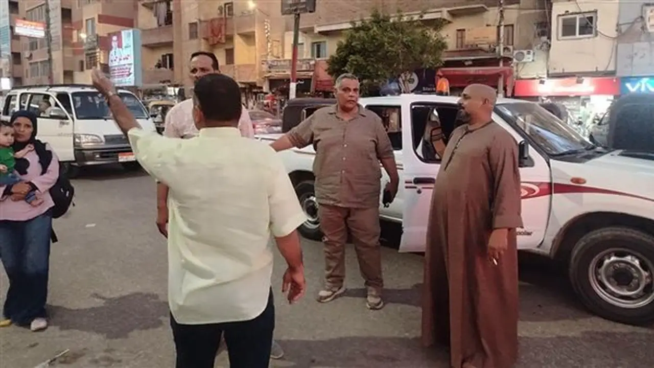 حملة مكثفة لإزالة إشغالات المقاهي والمحلات التجارية في مدينة أبنوب بأسيوط