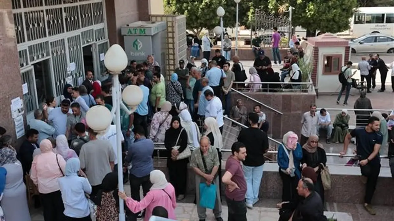 إقبال ملحوظ على سحب كراسات شروط شقق الإسكان التعاوني (صور)