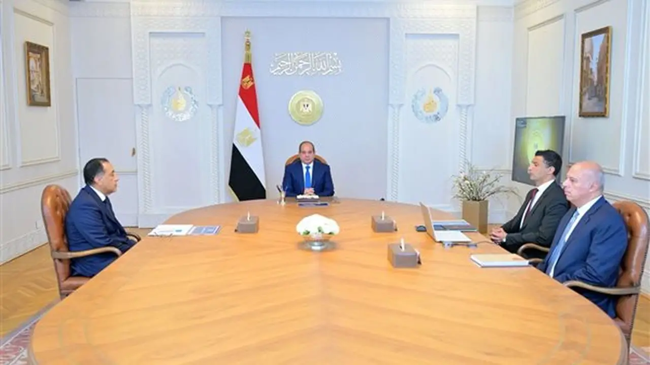 السيسي يكلف وزير الصناعة بخطط استراتيجية لتعزيز الإنتاج المحلي بحضور مدبولي