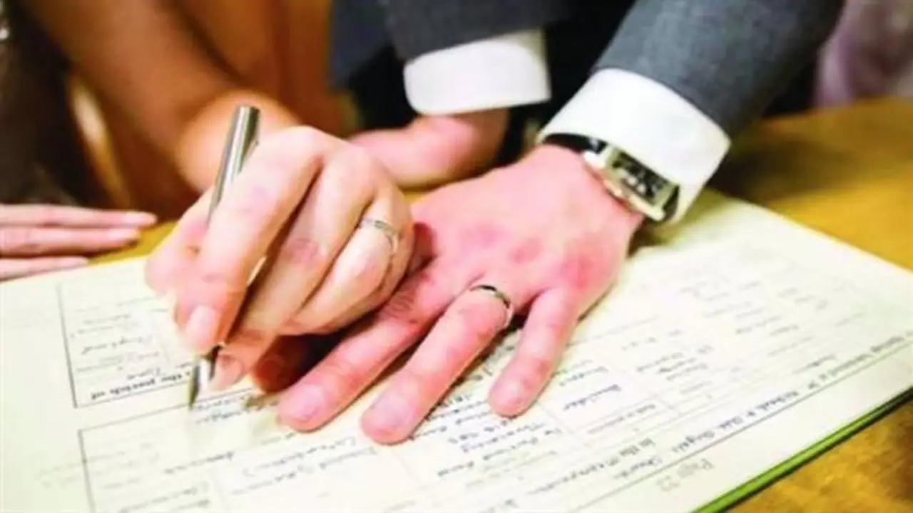 الإفتاء توضح حكم اشتراط الزوجة إكمال تعليمها والعمل بعد الزواج