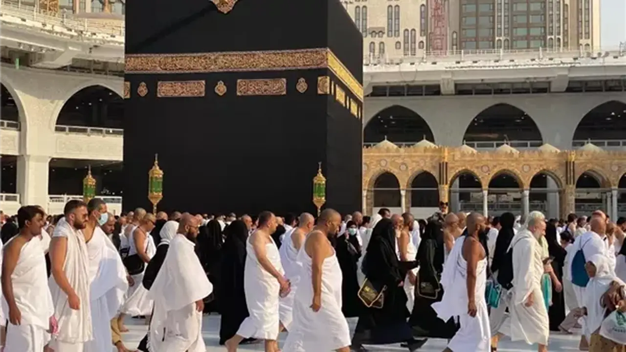 وزير السياحة والآثار: فرض عقوبات على 66 شركة سياحية بسبب مخالفات في موسم العمرة