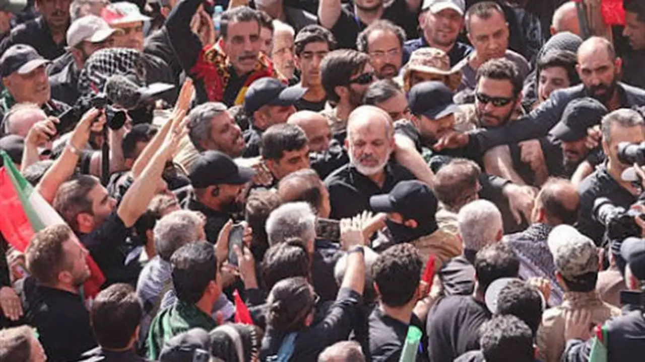 أحمد وحيدي يظهر في جنازة خامنئي بعد غياب طويل (فيديو)