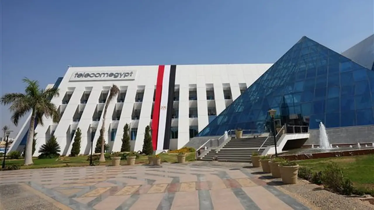 WE تحتفي بالإنجاز التاريخي للمنتخب المصري وترفع العلم الوطني تزامنًا مع مواجهة الأرجنتين
