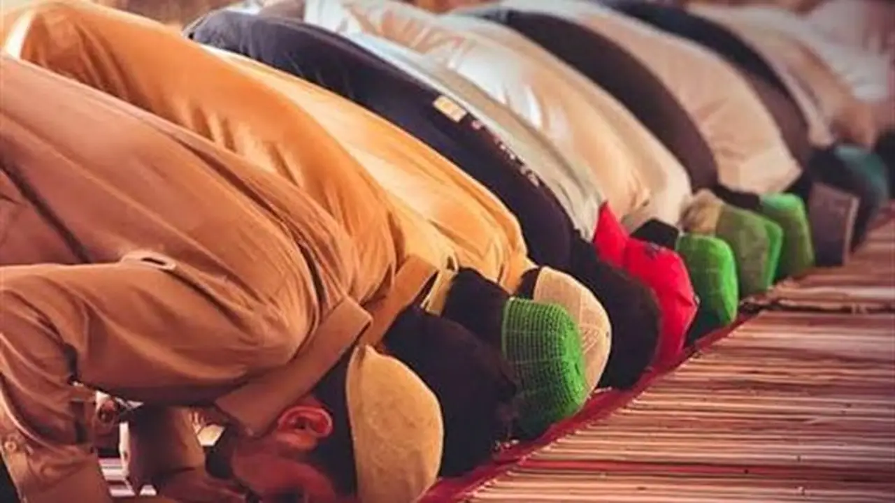 حكم جذب المأموم المنفرد لمصلٍ آخر لإقامة صف جديد: إيضاحات من الإفتاء
