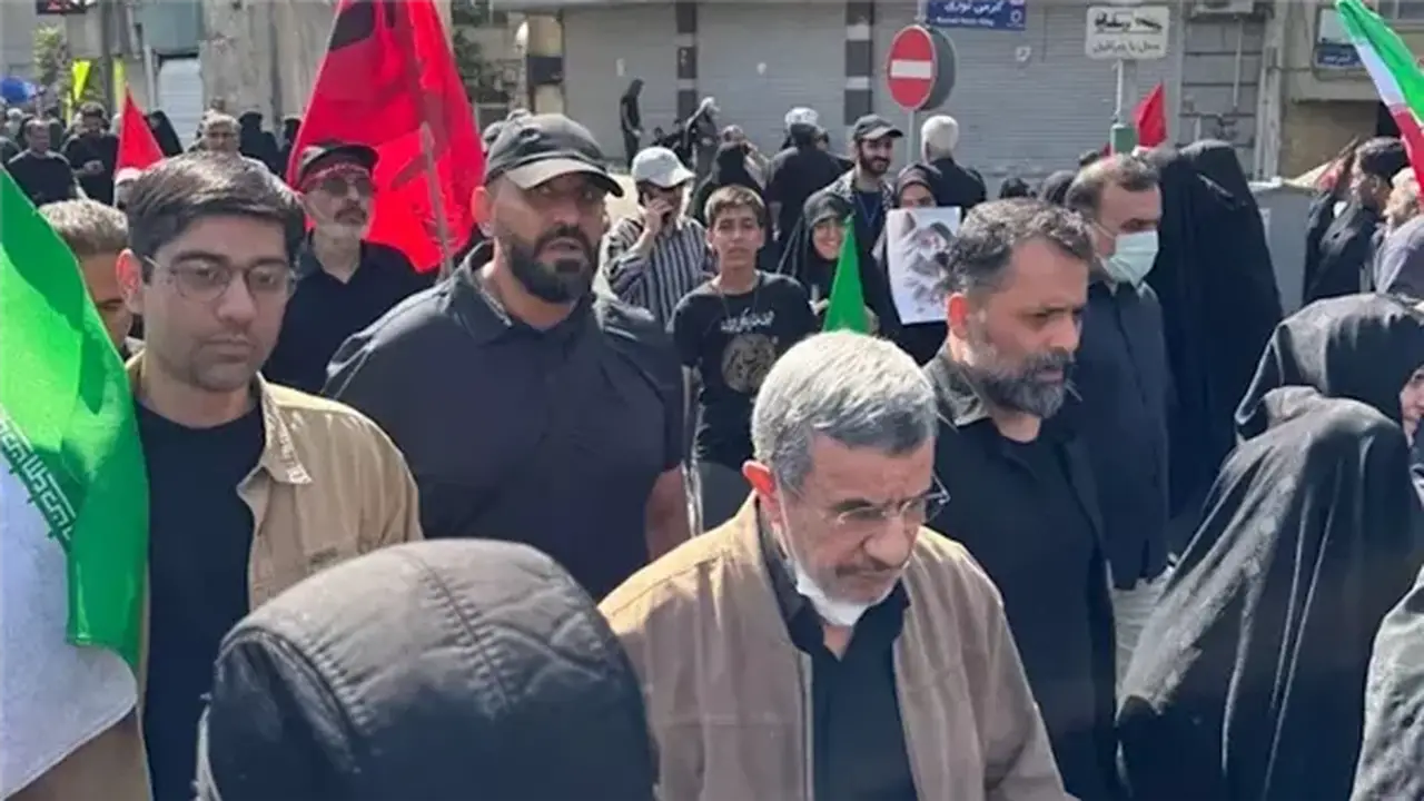 ظهور أحمدي نجاد في مراسم تشييع خامنئي: ماذا يعني لمستقبل القيادة الإيرانية؟