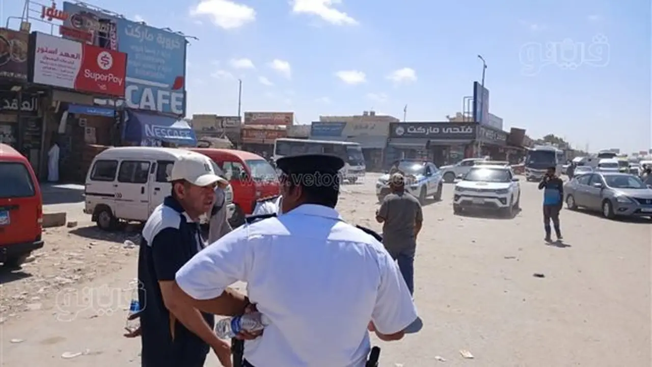 رئيس مدينة الضبعة يتابع جهود نقل السيارات والتروسيكلات لتخفيف التكدس المروري