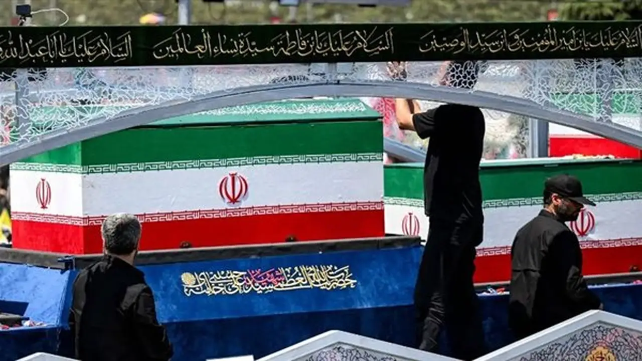 وصول نعش خامنئي إلى قم بعد موكب جنائزي حاشد في طهران