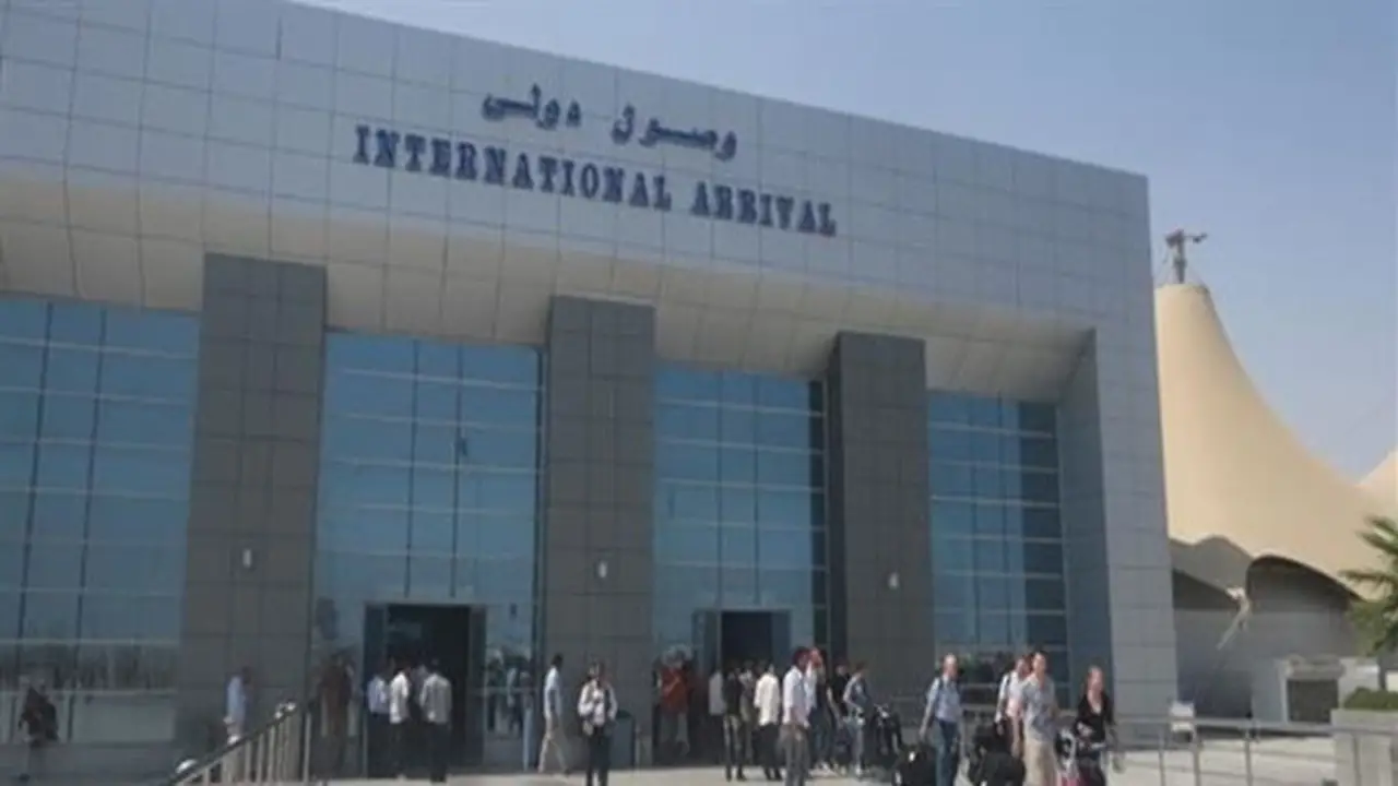 مطار الغردقة يستقبل أول رحلة من فيينا بالورود والشوكولاتة