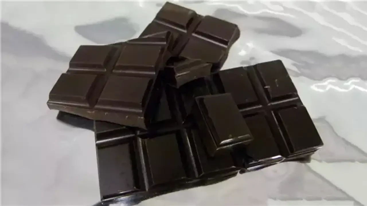 هل تناول الشوكولاتة خطر على مرضى القلب؟ استشاري يوضح