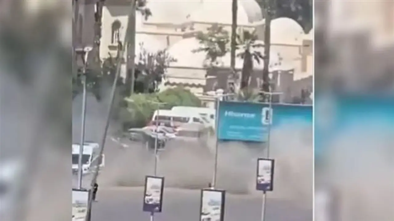 لحظة الانفجار قرب فندق إقامة الرئيس الفرنسي في دمشق (فيديو)