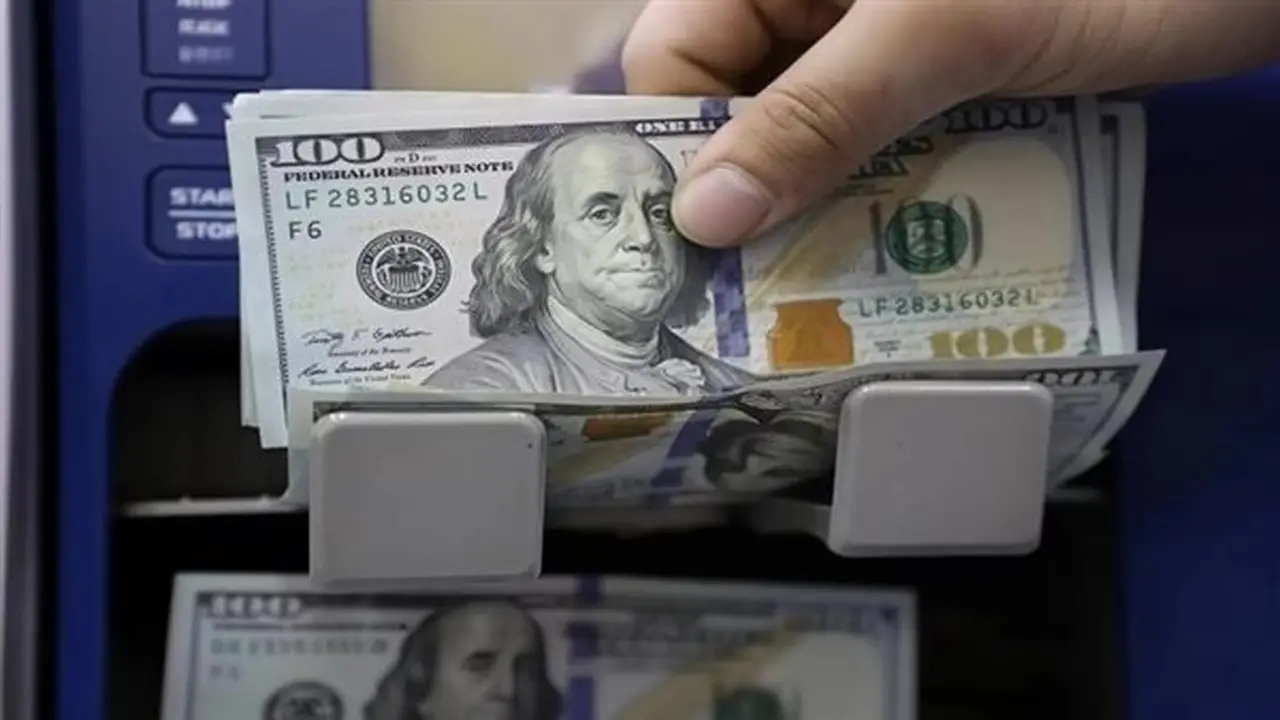تراجع سعر الدولار أمام الجنيه في البنوك المصرية