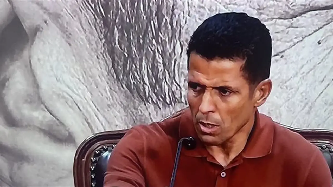 وائل جمعة يهدي عموتة تيشيرت الأهلي في مؤتمر تقديمه