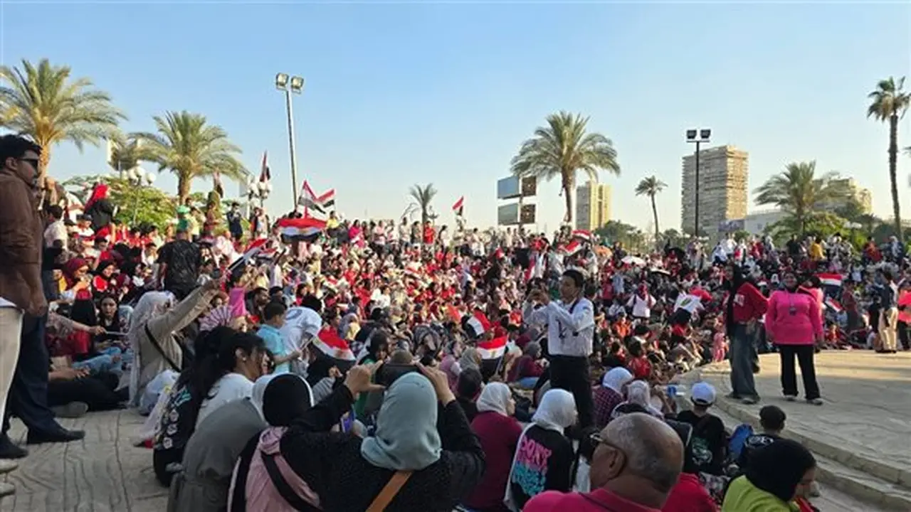 الجماهير المصرية تتحدى حرارة الطقس قبل مواجهة الأرجنتين بالمظلات (صور)