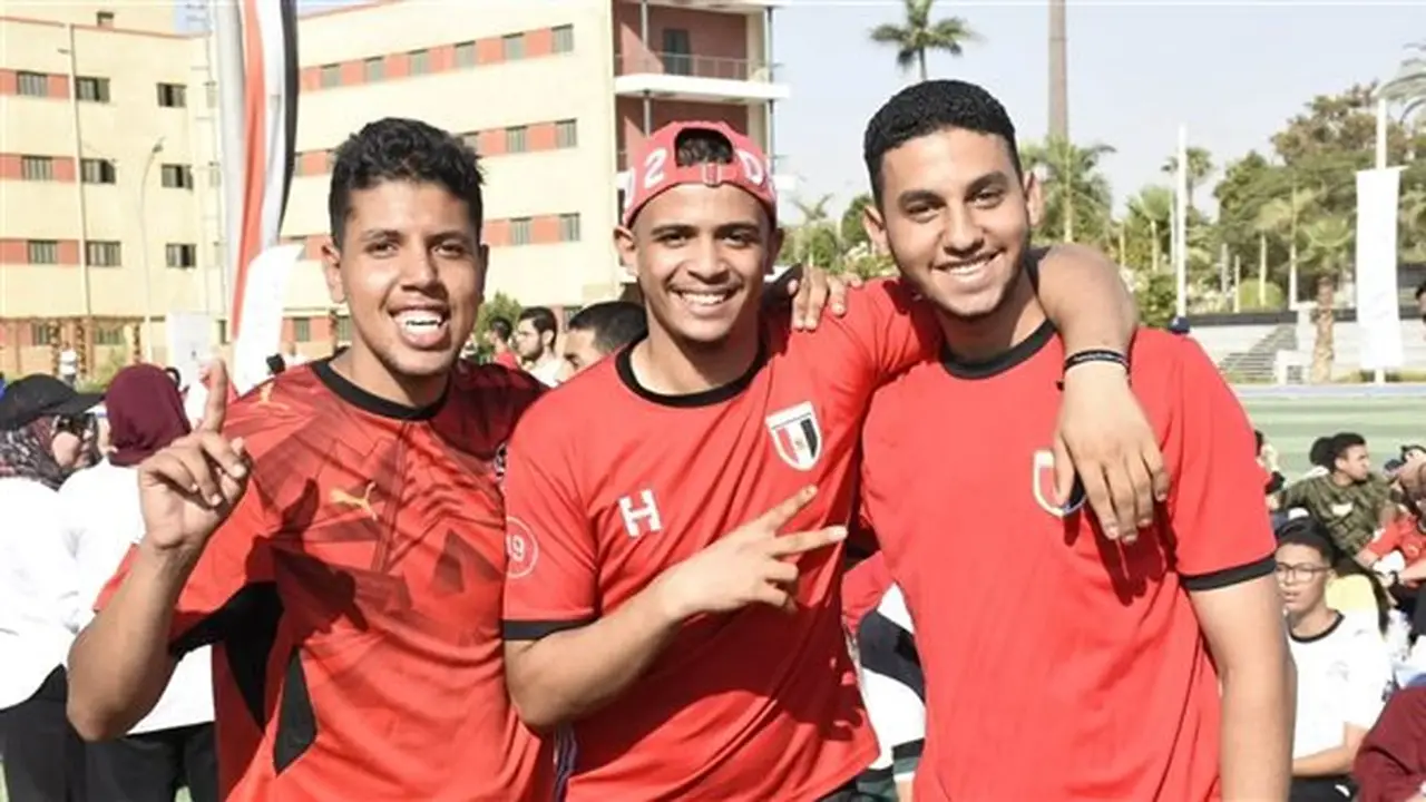 المدينة الجامعية بعين شمس تتحول إلى ساحة تشجيع للمنتخب الوطني أمام الأرجنتين (صور)