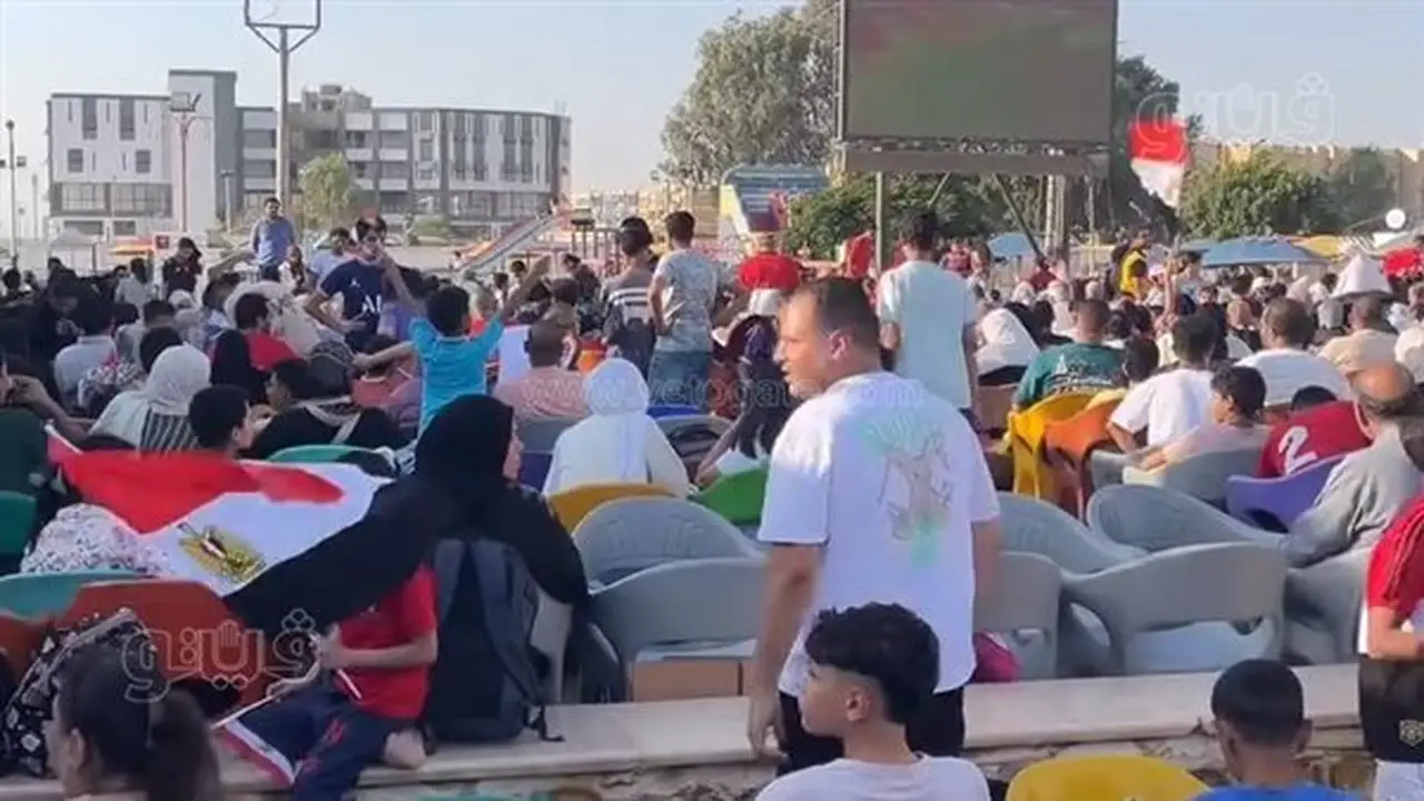الجماهير المصرية تتدفق على مراكز الشباب بالشرقية لمتابعة مباراة مصر والأرجنتين (صور)