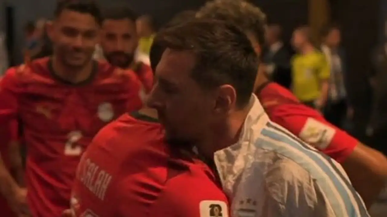 عناق ميسي وصلاح يجذب الأنظار قبل قمة مصر والأرجنتين في كأس العالم