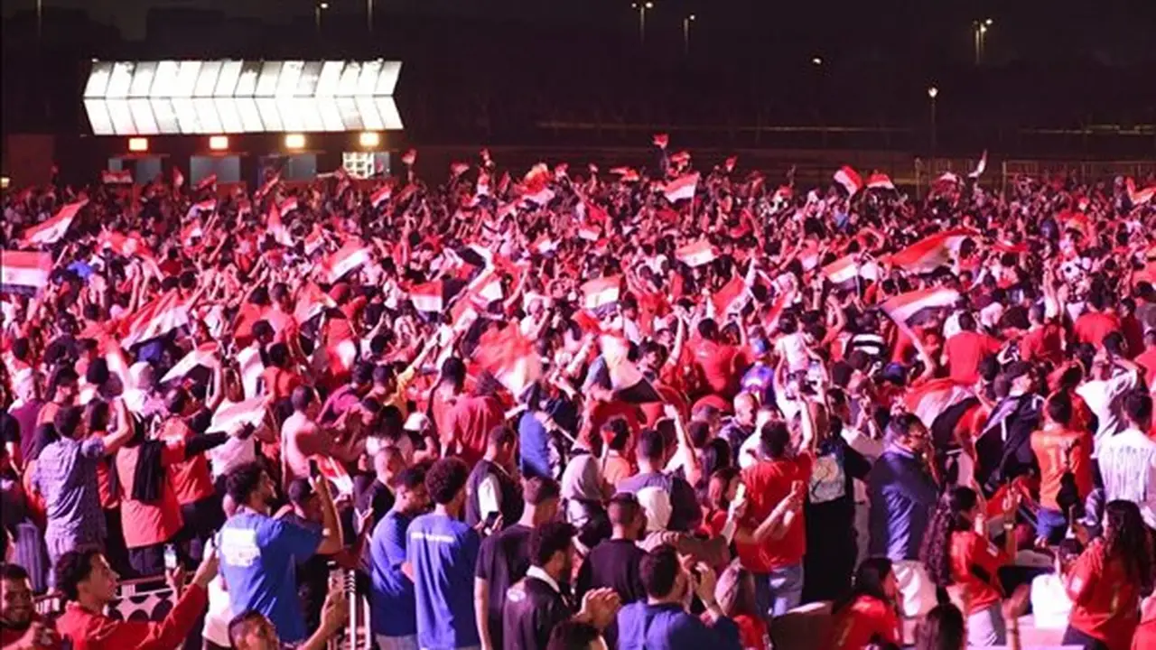 الجماهير المصرية والأرجنتينية تلهب أجواء ملعب المباراة مبكرًا (فيديو)