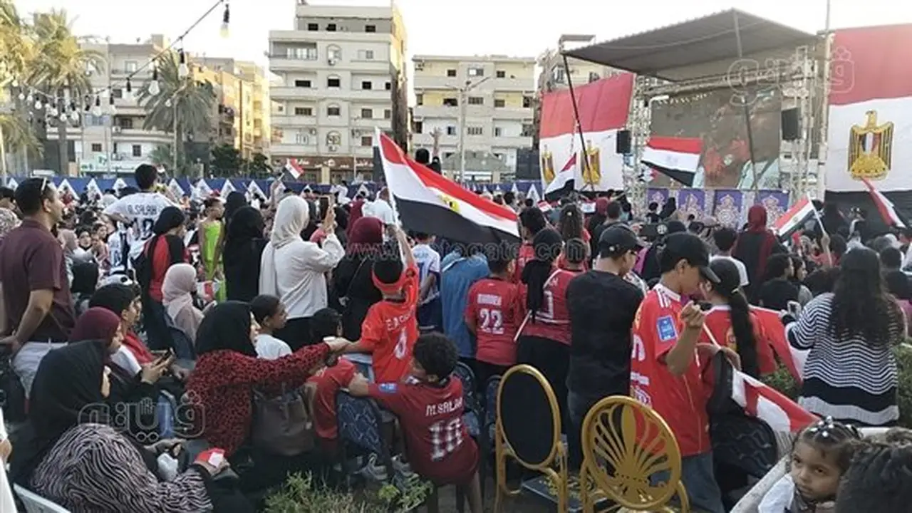 ازدحام في المقاهي والحدائق العامة بالإسماعيلية قبل مباراة مصر والأرجنتين (فيديو)