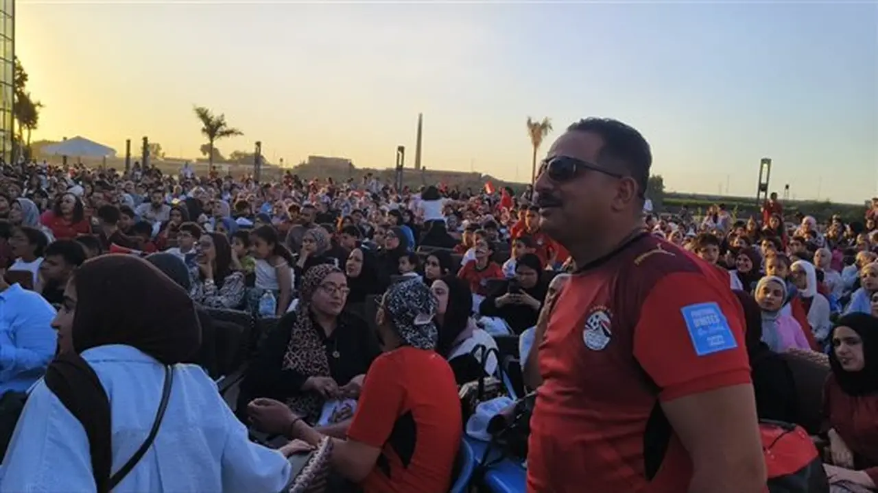 جماهير المنصورة تتجمع أمام شاشات نادي الحوار لمؤازرة منتخب مصر ضد الأرجنتين (صور)