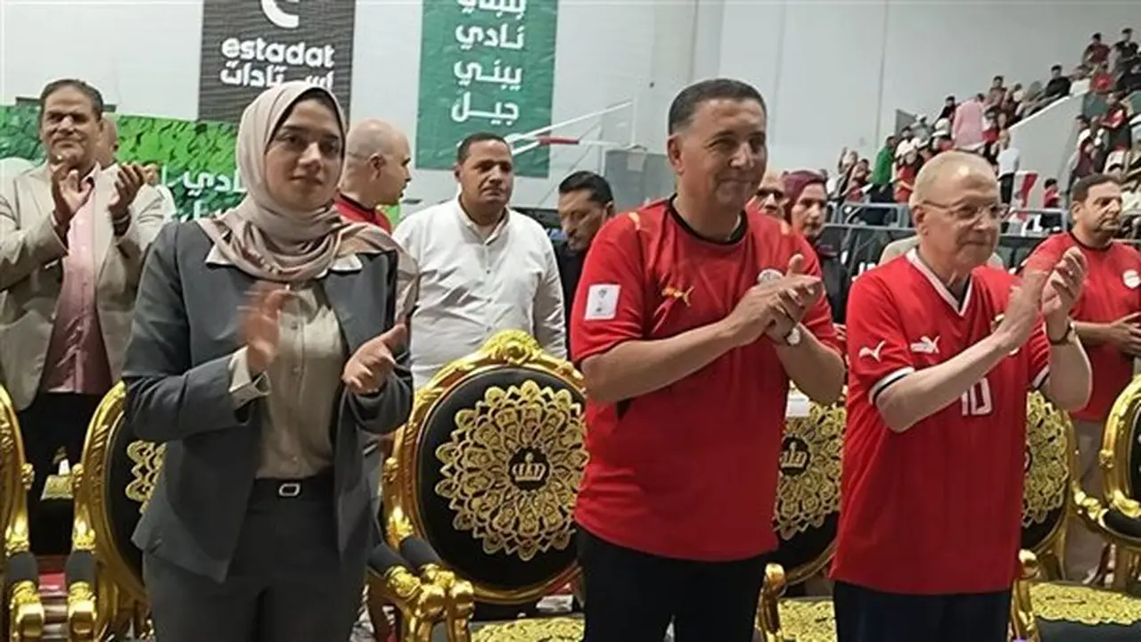 محافظ القليوبية يحتفل بتصدي ركلة جزاء ميسي مرتديًا تيشيرت منتخب مصر
