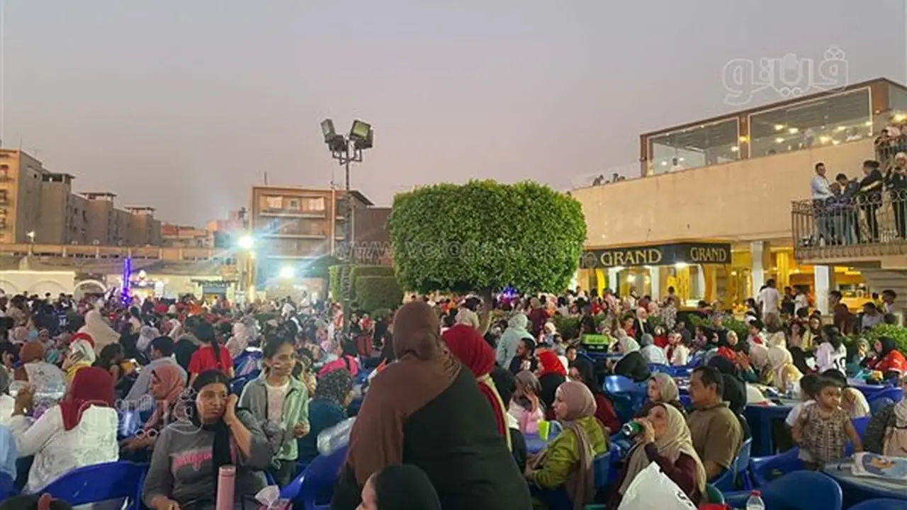 جماهير أسوان تتوافد لمتابعة مباراة مصر والأرجنتين في كأس العالم (صور)