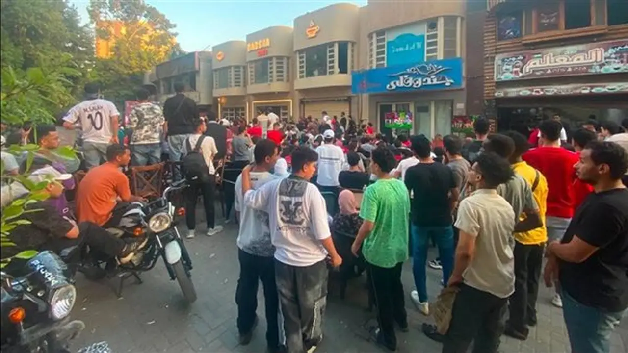 آلاف الجماهير في شارع جامعة الدول وميت عقبة تشجع منتخب مصر أمام الأرجنتين (فيديو وصور)