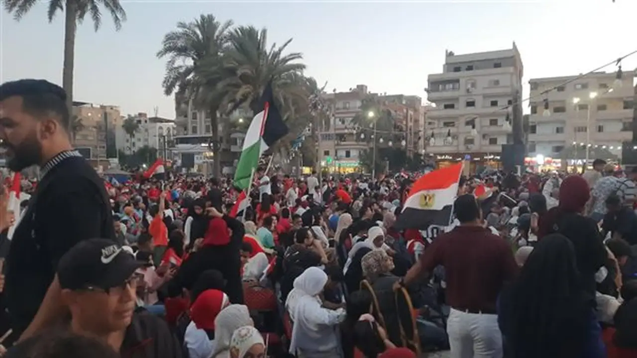 جماهير الإسماعيلية ترفع أعلام مصر وفلسطين خلال مباراة الأرجنتين