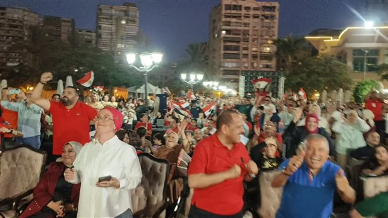 جماهير الإسماعيلية تحتفل بعد تسجيل مصر الهدف الثاني في شباك الأرجنتين