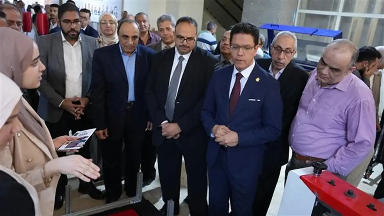 تكريم الفائزين بمشروعات التخرج في كلية الهندسة بشبرا بحضور رئيس جامعة بنها ونقيب المهندسين