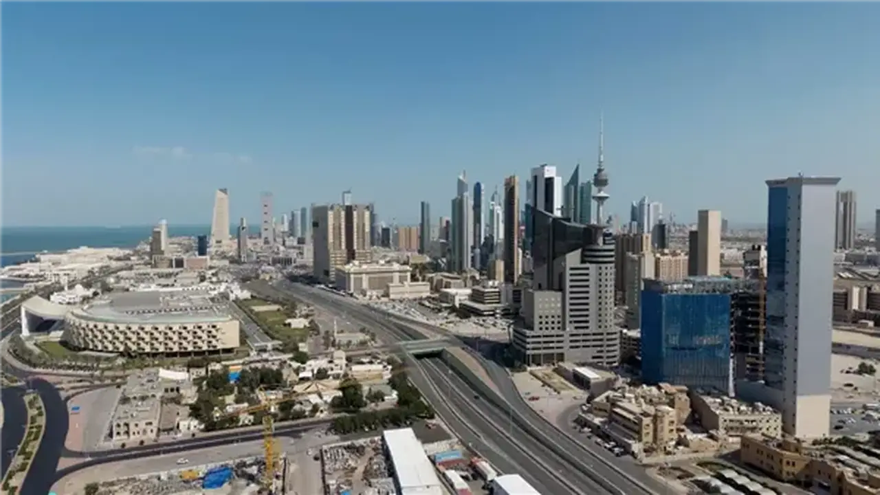 الكويت تستأنف خدمات الكهرباء في عدة مناطق بعد انقطاع واسع